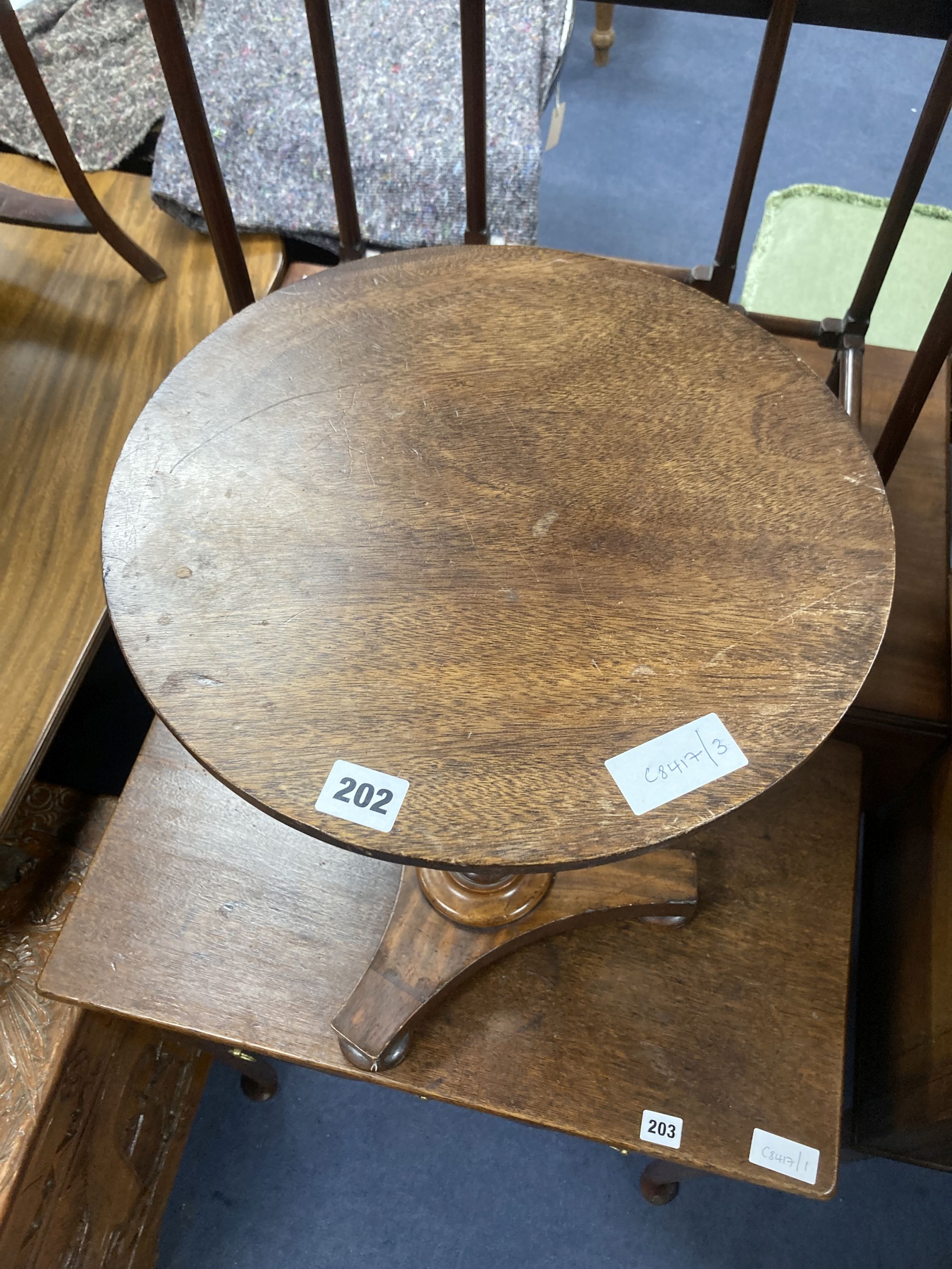 An early Victorian circular mahogany wine table, 35cm diameter, height 55cm